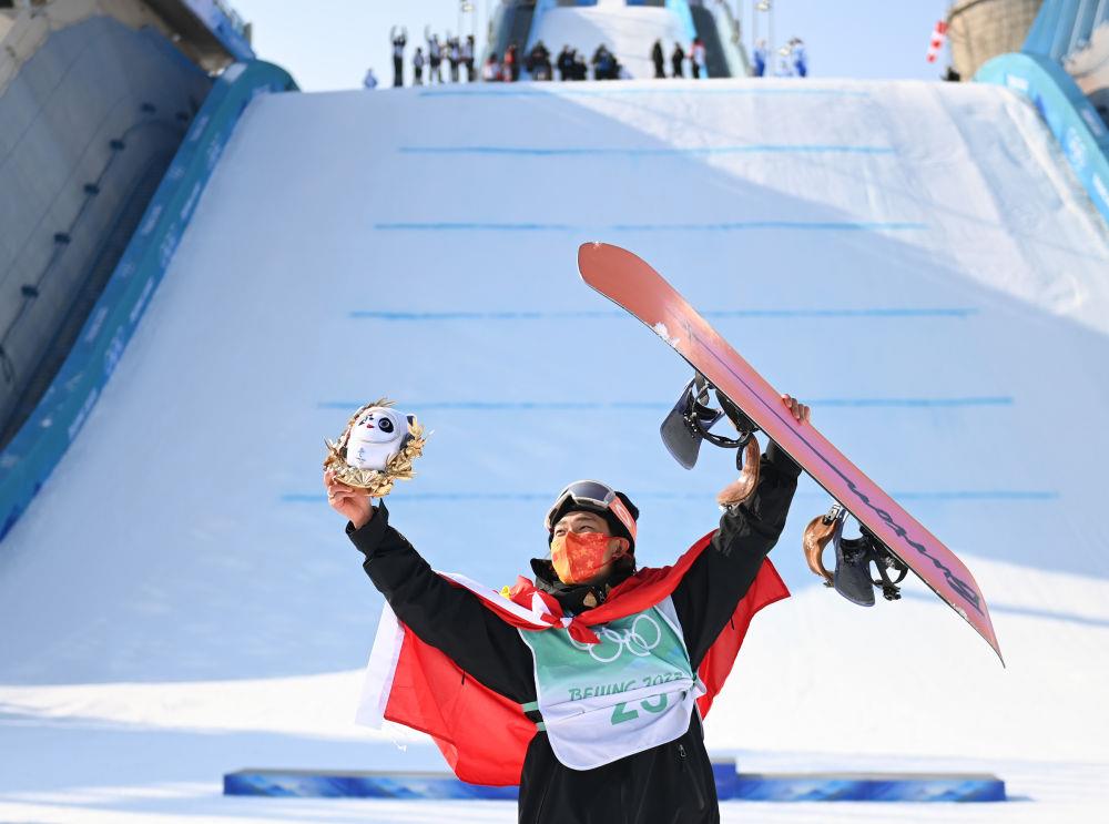 △ On February 15th, 2022, Su Yiming, a player from China, won the men's grand platform championship of snowboarding in Beijing Winter Olympics.