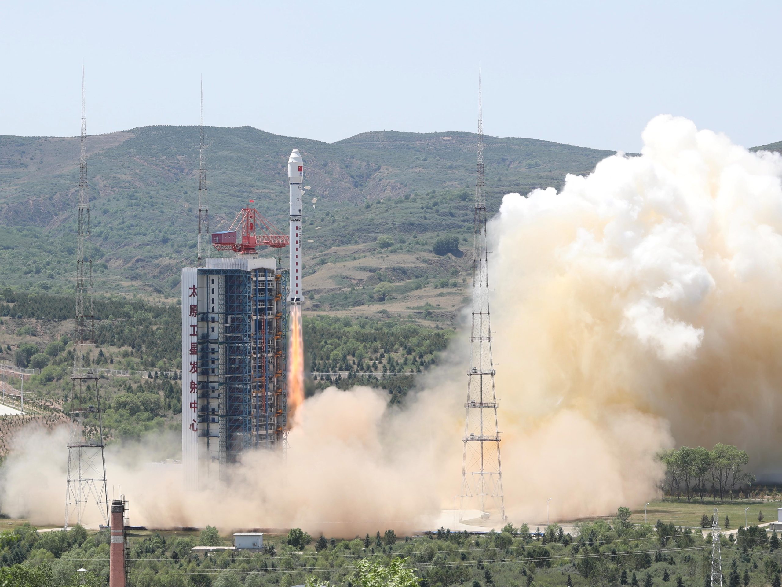 △ At 13: 30 on June 15th, 2023, the Long March II D carrier rocket successfully launched 41 satellites, including Jilin No.1 high-scoring 06A star, into the scheduled orbit, setting a new record for multiple satellites with one arrow in China.