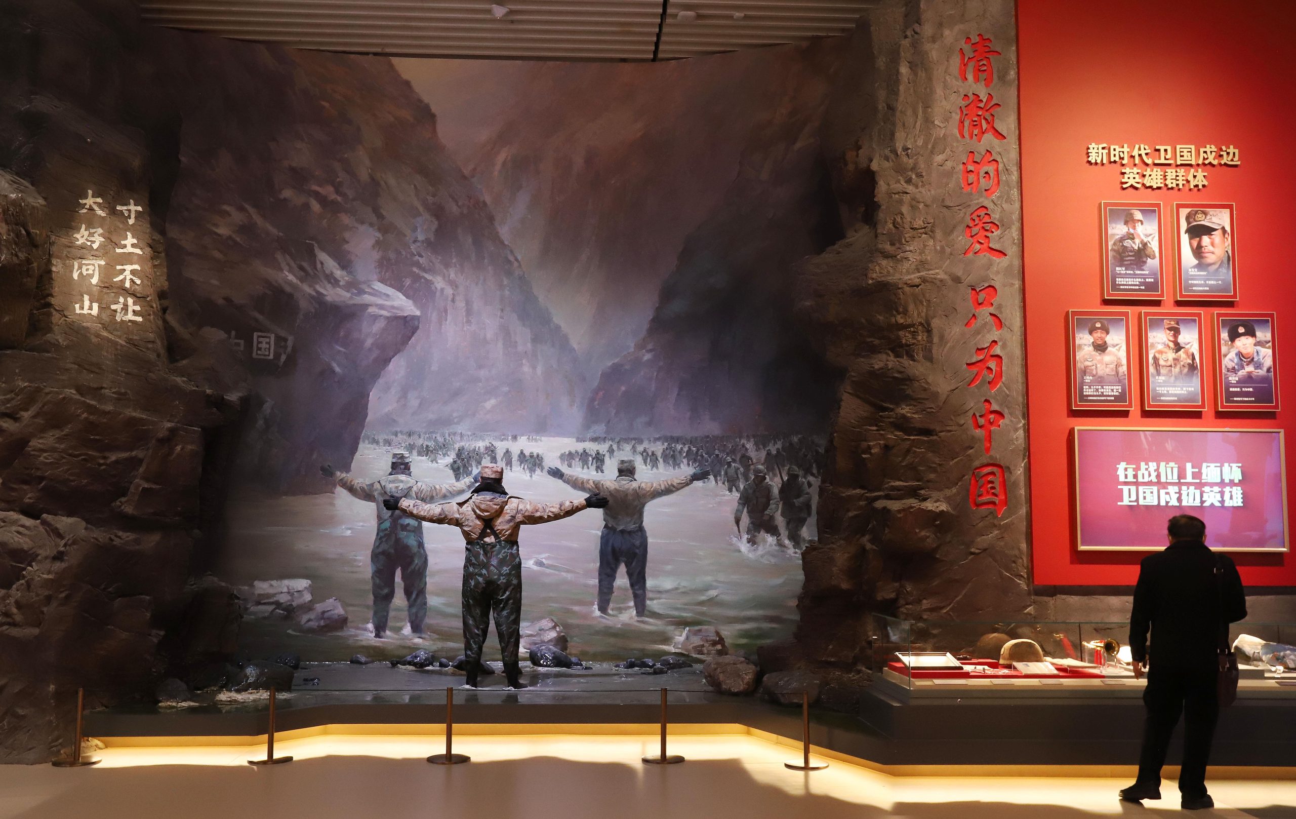 △ "Piloting and strengthening the army to revive &mdash; &mdash; The heroic deeds of defending the country and defending the border on the exhibition of achievements in national defense and army building in the new era.