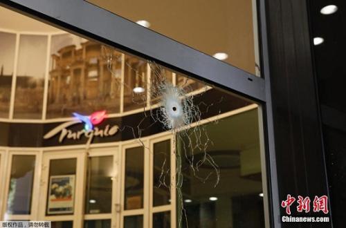 A shooting incident occurred on the Champs Elysé es Avenue, a famous commercial street in Paris, France, on the evening of April 20, causing one death and two injuries to the police, and the gunman was also shot and killed by the police.