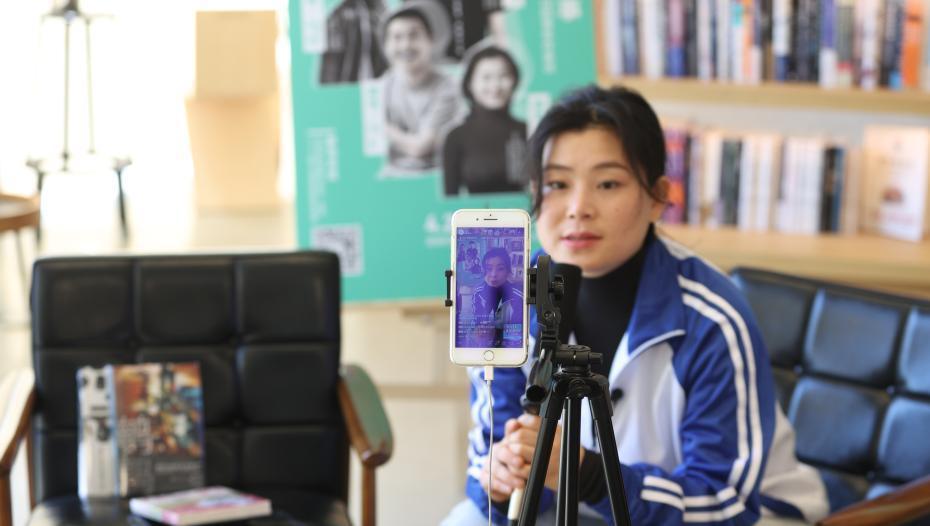 A best-selling author is communicating with readers through live broadcast software. (Source Zhongxin. com)