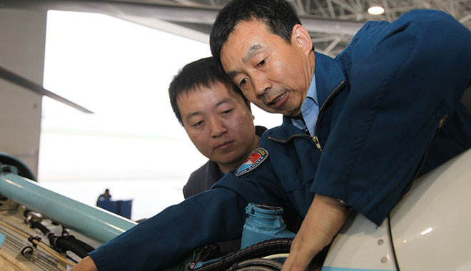 Zhou Fengxiang is conducting a post-flight inspection.