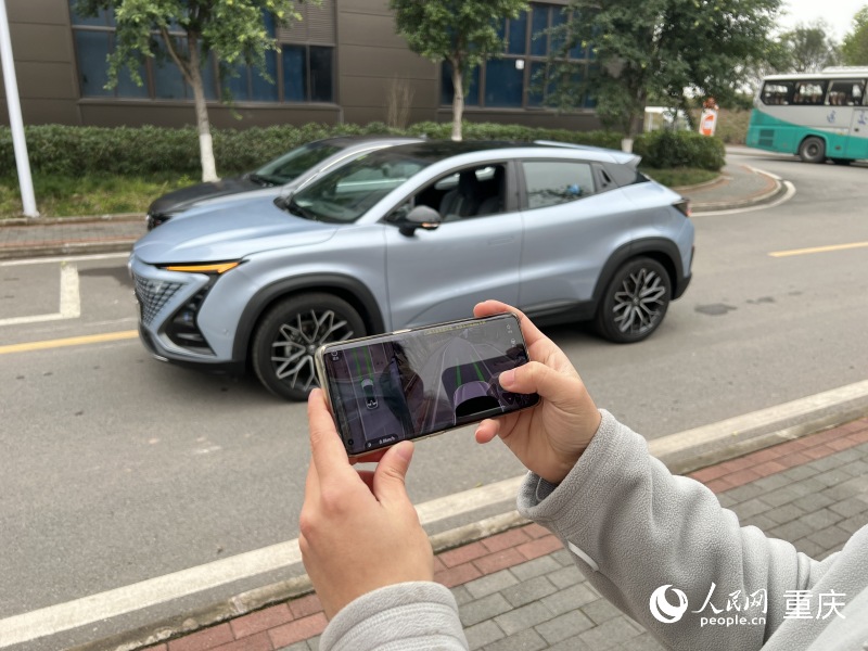 Changan automobile staff demonstrated automatic parking technology. People's Daily Online Hu Hongshe