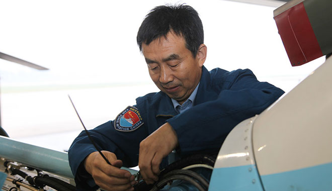 Zhou Fengxiang is checking the plane.
