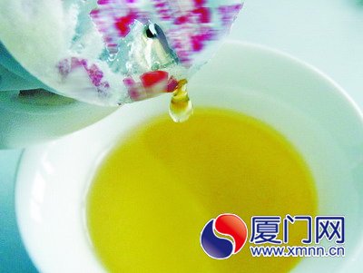 滴几滴芝麻油香精到普通调和油中，调和油也散发出芝